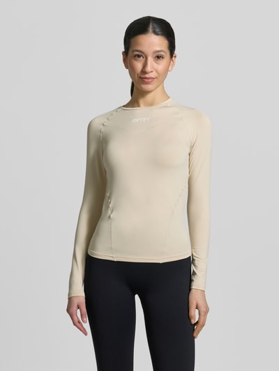 Frauenmodel trägt Langarmshirt mit Rundhalsausschnitt von aim'n, Semitransparent, Ziernähte, Körpernah, Rückenlänge 55 cm, Ganzkörperansicht von vorne.