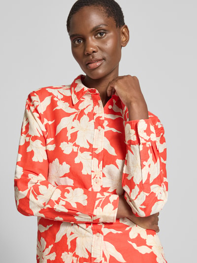 Frauenmodel trägt Regular Fit Bluse aus Leinen-Baumwoll-Mix von Gant im Allover-Look mit Hemdblusenkragen, Nahaufnahme Oberkörper.