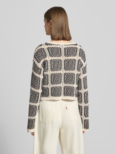 Młodzież nosi Regular Fit Strickjacke aus Baumwoll-Mix Modell 'LOA' od Only, dwukolorowy wzór, dzianinowy materiał, widok z tyłu