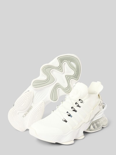 Produktfoto, Sneakersy z wiązaniem 'Sneaker mit Schnürverschluss' od PLEIN SPORT, mieszanka materiałów, zaokrąglony czubek, detal z logo, fakturowana podeszwa, wysokość obcasa 6 cm, wysokość cholewki 11 cm, szerokość cholewki 7 cm, kolor biały z szarymi akcentami.