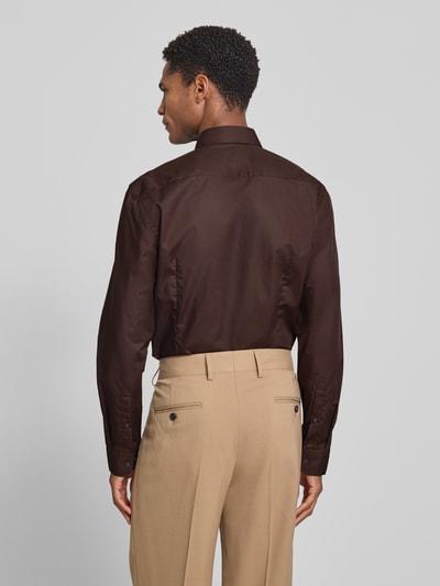 Männermodel trägt Super Slim Fit Business-Hemd mit Kentkragen von Jake*s aus Reine Baumwolle, Unifarbenes-Design, Rückenlänge 79 cm, Schulterbreite 40 cm, Ärmellänge 66 cm, Ganzkörperansicht Rückansicht.