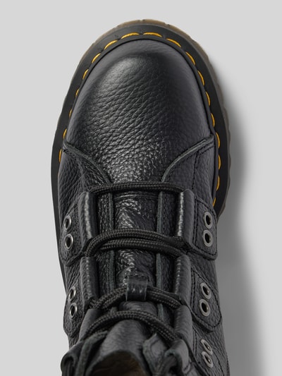 Produktfoto, Schnürboots aus echtem Leder von Dr. Martens, czarny, zaokrąglony kształt, fakturowany wzór, obszycie nitami, szwy w kontrastowym kolorze, detal z logo, profilowana podeszwa, wysokość obcasa 5 cm, wysokość cholewki 17 cm, szerokość w rozmiarze 40: 10 cm