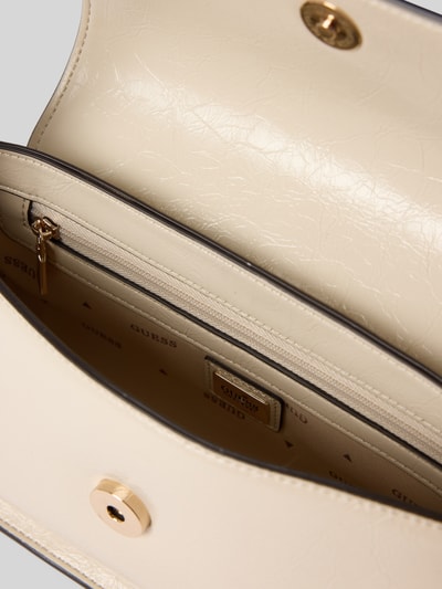 Produktfoto, Shoulder Bag in Leder-Optik Modell 'Xena' von GUESS, cremefarbene Struktur, Innenfach mit Reißverschluss, Magnetverschluss, Logo-Detail, verstellbarer Schulterriemen, Nahaufnahme Innenansicht, Hauptfach und Futter erkennt man.