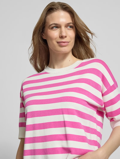 Frauenmodel trägt Regular Fit T-Shirt aus Viskose-Mix Modell 'Morla' von B.Young in Weiß mit pinken Streifen, Rundhalsausschnitt, 7/8-Arm, Nahaufnahme Oberkörper.
