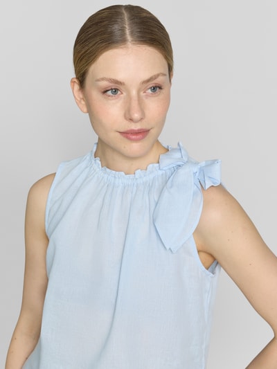 Frauenmodel trägt Regular Fit Bluse aus Viskose-Mix mit Leinen-Anteil von Christian Berg Woman in Hellblau mit Zierschleife, Stehkragen mit Rüschenbesatz, Ärmelloses-Design, feine Struktur, Nahaufnahme Oberkörper. Rückenlänge bei Größe 36: 54 cm.