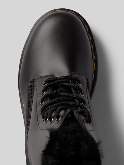 Produktfoto, Boots aus echtem Leder mit Label-Detail Modell 'Serena' von Dr. Martens, schwarze Farbe, runde Spitze, strukturierte Sohle, sichtbarer Schnürverschluss, Detailaufnahme, Damen Schuhe, 4 cm Absatz, 16 cm Schafthöhe, 9 cm Schaftweite