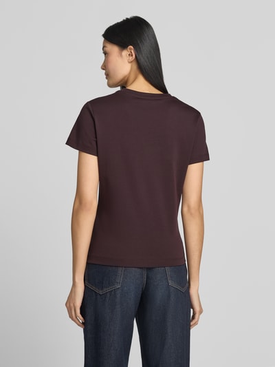 Vrouwenmodel draagt T-shirt met ronde hals van windsor. in donkerbruin, puur katoen, regular fit, labeldetail, ruglengte maat 36 is 56 cm, volledige lichaamsopname achterkant.