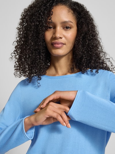 Modelka prezentuje Sweter z dzianiny 'Regular Fit Strickpullover aus Baumwoll-Viskose-Mix' od s.Oliver RED LABEL, efekt: jednolity kolor, krój regular fit, okrągły dekolt, długi rękaw ze zrolowanym brzegiem, wykończenie: zrolowany brzeg, wykończenie materiału: dzianina, mieszanka bawełny i wiskozy; zbliżenie na górną część ciała