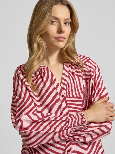 Vrouwenmodel draagt Overhemdblouse met knoopsluiting Model 'BECCA' van Soyaconcept, viscosemix, los model, V-hals, detailopname bovenlichaam.