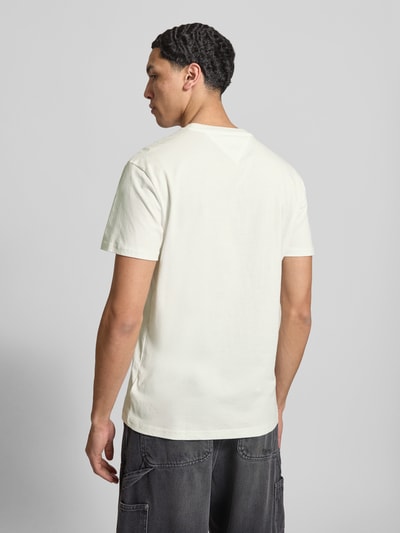 Männermodel trägt Regular Fit T-Shirt aus reiner Baumwolle von Tommy Jeans in Unifarbe, Rundhalsausschnitt, Rückansicht Ganzkörperansicht.