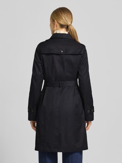 Frauenmodel trägt Regular Fit Mantel mit Umlegekragen von Fuchs Schmitt aus Baumwoll-Mix in Dunkelblau, Rückenlänge 94 cm, Ganzkörperansicht Rückansicht.
