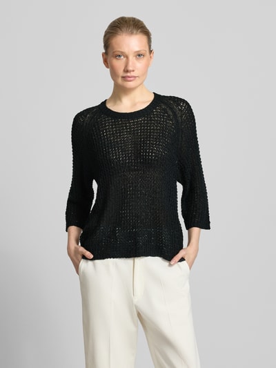 Modelka kobieca nosi Strickshirt mit Rundhalsausschnitt und 3/4-Arm von FREE/QUENT, gruby ścieg, okrągły dekolt, rękaw o dł. 3/4, krój straight fit, długość tyłu w rozmiarze S: 57 cm, długość rękawów: 41 cm, czarny, widok na całą sylwetkę z przodu.