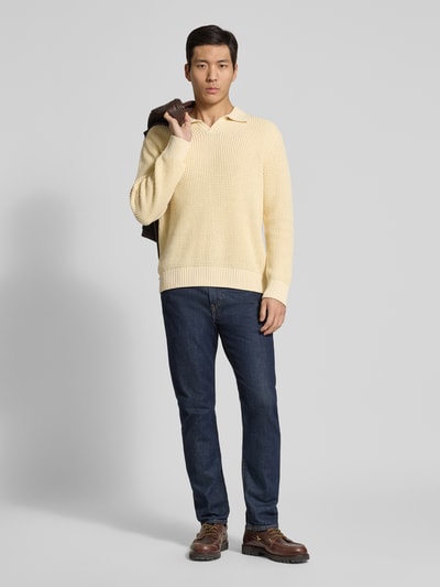 Männermodel trägt Relaxed Fit Strickpullover aus reiner Baumwolle Modell 'DERECK' von Selected Homme, Optik: Unifarben, Grobstrick, Hemdkragen, langarm, gerippte Abschlüsse, Ganzkörperansicht von vorne.