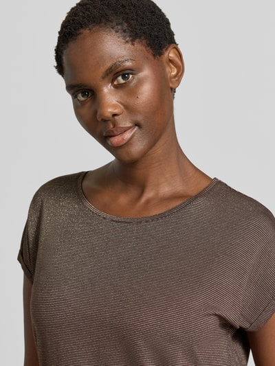 Frauenmodel trägt Loose Fit T-Shirt aus Viskose-Mix Modell 'LAVA' von VERO MODA in Braun mit feiner Struktur, Nahaufnahme Oberkörper.