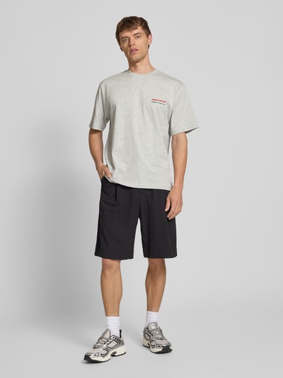 REVIEW T-Shirt mit Label-Print Hellgrau Melange 1