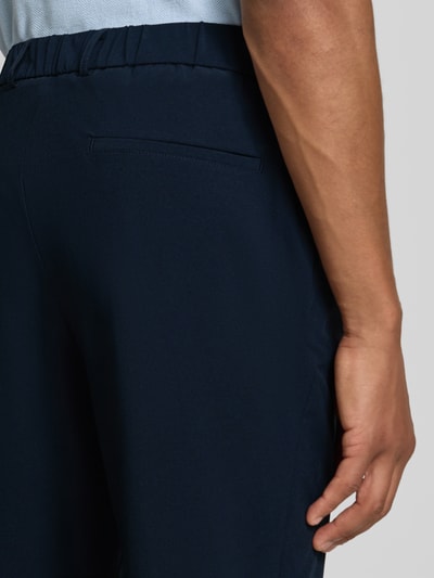 Männermodel trägt Slim Fit Anzughose aus Performance-Stretch-Gewebe Modell 'P-Genius-CW-WG-263F' von BOSS in Dunkelblau, Detailaufnahme, Herren Anzughose von BOSS.