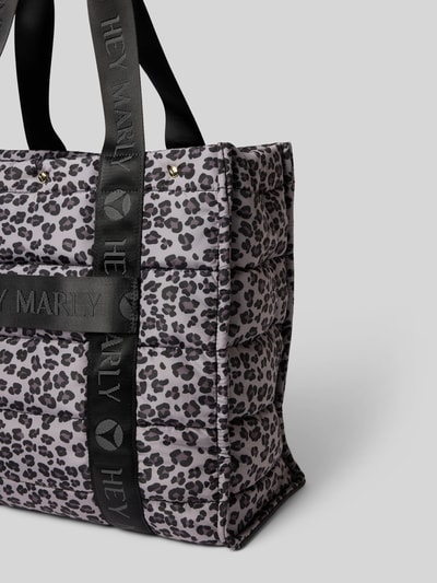 Produktfoto, Shopper mit Label-Print Modell 'Best Buddy' von Hey Marly in Grau mit Allover-Leo-Print, Steppnähten, breiten Schulterriemen