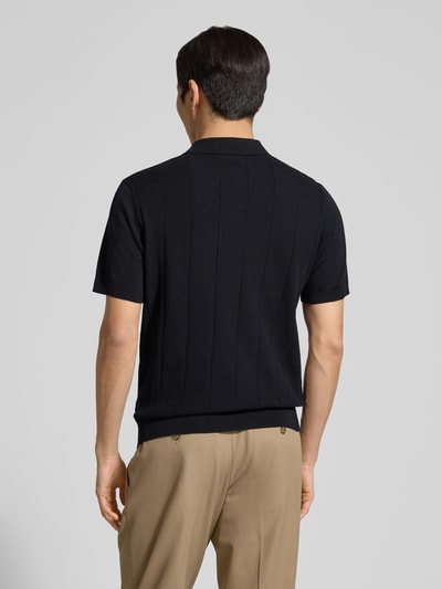 Männermodel trägt Regular Fit Poloshirt aus Baumwolle Modell 'Pima Primo' von Profuomo in Schwarz, Gerippte-Abschlüsse, Rückenansicht, Reine Baumwolle, Rückenlänge 67 cm bei Größe M.