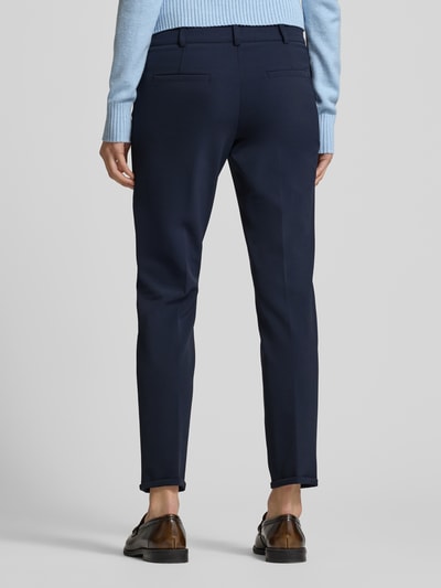 Vrouwenmodel draagt donkerblauwe dames broek met paspelzakken achter, materiaalmix met stretch, model 'RENIRA' van Cambio, verkort, geheel achteraanzicht.