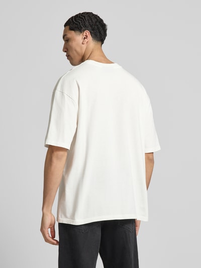 Männermodel trägt Oversized T-Shirt mit Logo-Stitching von Pegador, Reine Baumwolle, Oversized-Fit, Rundhalsausschnitt, Rückenlänge 73 cm, Ganzkörperansicht Rückansicht
