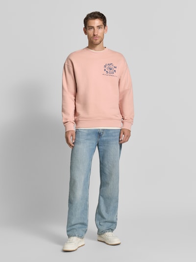 Scotch & Soda sweter o kroju relaxed fit z nadrukiem z logo Brudnoróżowy 1