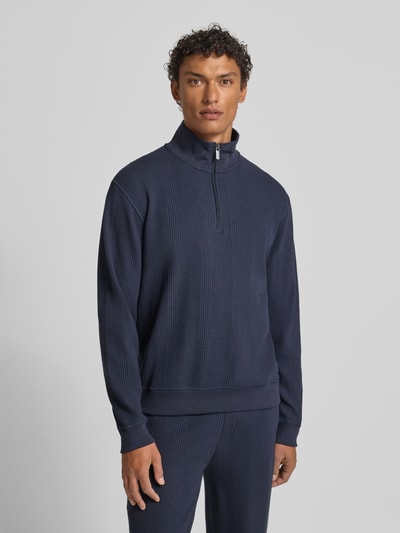 Männermodel trägt Regular Fit Troyer aus Baumwoll-Mix Modell 'STRUCTURE' von BOSS in Optik: Unifarben, Struktur-Muster, Ganzkörperansicht von vorne