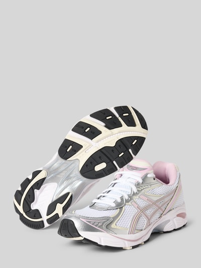 Produktfoto, Sneaker mit Kontrastbesatz Modell 'GT-2160' von ASICS in Weiß mit silberfarbenen und pinken Details, strukturierte Sohle, Schnürverschluss, Damen Sneaker, abgerundete Form, Absatzhöhe 4 cm, Schafthöhe 7 cm, Schaftweite 8 cm.