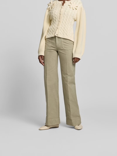 Frauenmodel trägt Wide Fit Hose mit AufgesetzteTaschen von Victoria Beckham aus Reine Baumwolle, olivgrün, strukturierte Textur, Ganzkörperansicht von vorne.