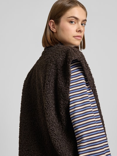 Kobiece modelka nosi kamizelkę w kolorze ciemnobrązowym o fakturze imitującej futerko, Regular Fit Weste in Teddy-Optik Modell 'NAYA' von ONLY, damska kamizelka od ONLY, zbliżenie na górną część pleców
