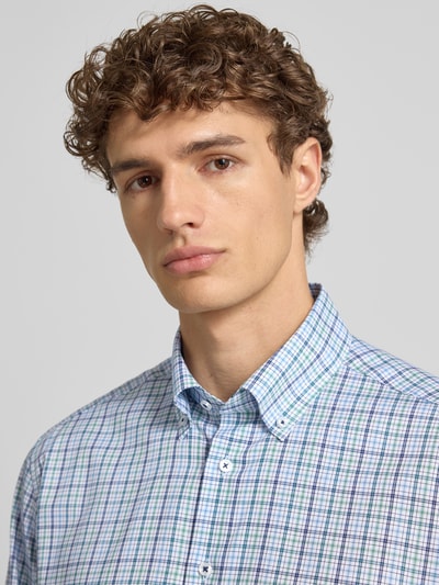 Männermodel trägt Regular Fit Business Hemd aus Baumwolle mit Button-Down-Kragen von ETERNA, feines Karo-Muster, Nahaufnahme Oberkörper. Rückenlänge 80 cm, Schulterbreite 46 cm, Ärmellänge 64 cm, Knopfleiste, Brusttasche.
