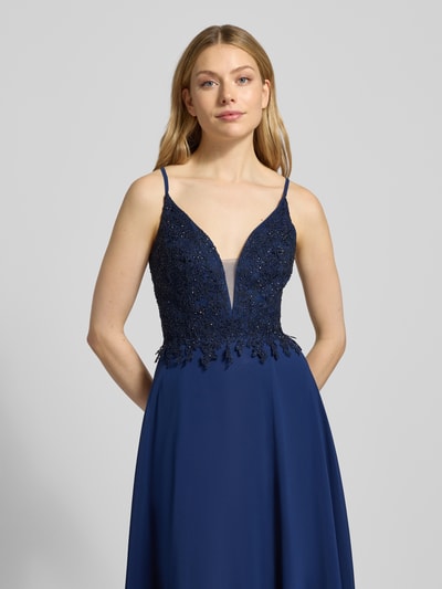 Frauenmodel trägt Tailliertes Abendkleid mit Zierbesatz von LUXUAR FASHION in Dunkelblau, Spitzenbesatz, Spaghettiträger, Nahaufnahme Oberkörper.