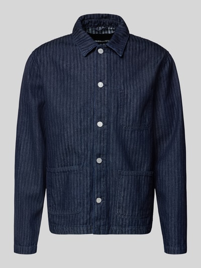 Produktfoto, Relaxed Fit Jeansjacke aus reiner Bio-Baumwolle Modell 'HERRINGBONE' von Armedangels, denimoptik, einreihige Knopfleiste, Umlegekragen, lange Ärmel, aufgesetzte Eingrifftaschen, Logo-Prägung, materiał: czysta bawełna organiczna