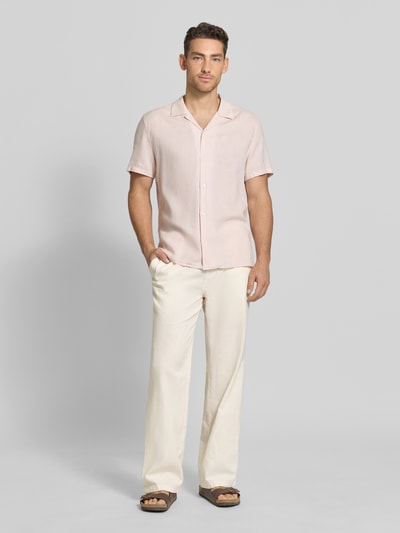 Männermodel trägt Regular Fit Hose aus Leinen-Baumwoll-Mix Modell 'barton' von Matinique in Beige mit elastischem Bund, Ganzkörperansicht von vorne.