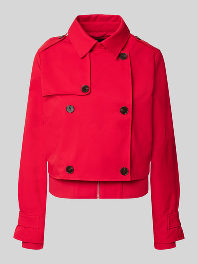 Produktfoto, Kurzer Trenchcoat mit Ärmelriegeln von monari in kräftigem Rot, doppelte Knopfleiste, Umlegekragen, strukturierte Oberfläche