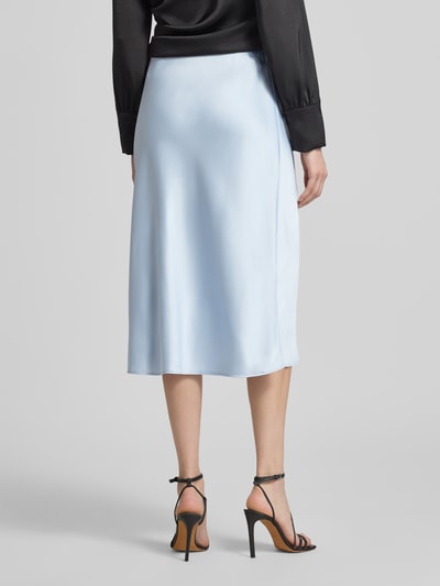 Vrouwenmodel draagt Midirok aus Satin mit Seitenschlitzen van Calvin Klein Womenswear in lichtblauw, recht model, satijnlook, elastische band, zijsplitten, bandwijdte maat S 41 cm, totale lengte maat S 76 cm, geheel zichtbaar, achteraanzicht.