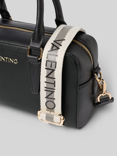Produktfoto, schwarze Shoulder Bag mit Logo-Applikation Modell 'Zero' von VALENTINO BAGS aus Leder-Optik, goldene Details, glatte Struktur. Hauptfach mit Reißverschluss, Schulterriemen und abnehmbarem Tragehenkel, Maße: 31x17x8 cm, Riemenlänge 32 cm.