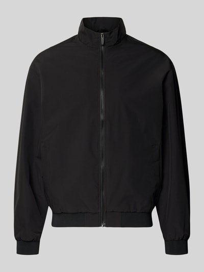 Productfoto, Regular Fit Jacke mit Stehkragen Modell 'Charge' van Jack & Jones in zwart met ritssluiting, steekzakken, elastische boorden, ruglengte 66 cm, schouderbreedte 49 cm, borstwijdte 50 cm, mouwlengte 64 cm