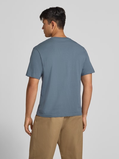 Männermodel trägt Regular Fit T-Shirt aus reiner Baumwolle Modell 'Denver' von JACK & JONES in Blau mit glatter Textur, Ganzkörperansicht Rückansicht. Rückenlänge bei Größe M: 69 cm.