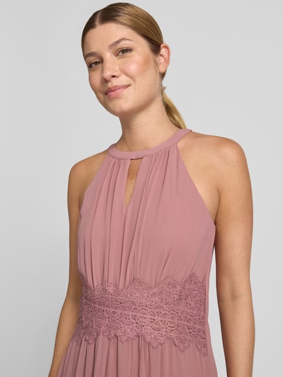 Frauenmodel trägt Abendkleid mit Taillenband Modell 'MILINA' von VILA in Altrosa, Chiffon, Schlüsselloch-Ausschnitt, Nahaufnahme Oberkörper.