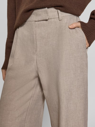 Frauenmodel trägt Regular Fit Weite Hose mit Schiebehakenverschluss Modell 'LINDA' von ONLY in Melange-Optik, seitliche Eingrifftaschen, Nahaufnahme Oberkörper.