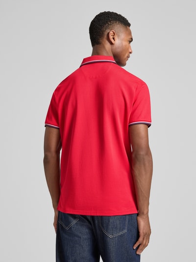 Męski model nosi Modern Fit Poloshirt mit Logo-Print Modell 'Keep Dry' od RAGMAN, bawełniany miks, krój modern fit, kolor czerwony, tył z krótkimi rękawami, długość pleców w rozmiarze M: 28 cm, widok całej sylwetki od tyłu.