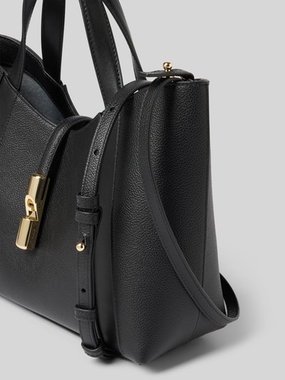 Produktfoto, Handtasche mit Applikation Modell 'GOCCIA' von FURLA, czarna, faktura skóry, uchwyty, pasek na ramię regulowane, aplikacja, główna przegroda otwarta, przegródka zapinana na zamek błyskawiczny wewnątrz, szerokość w rozmiarze 1: 28 cm, długość w rozmiarze 1: 23 cm, głębokość w rozmiarze 1: 11 cm, długość paska na ramię w rozmiarze 1: 97 cm