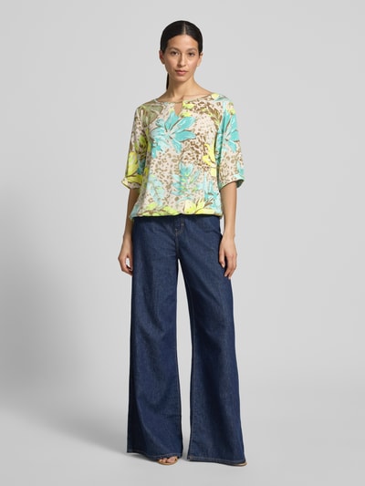 Frauenmodel trägt Relaxed Fit Blusenshirt aus Viskose mit Schlüsselloch-Ausschnitt von Betty Barclay im Allover-Look, Vorderansicht, Ganzkörperansicht von vorne.