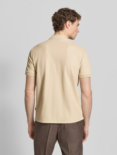Männermodel trägt Regular Fit Poloshirt aus einer Baumwolle C-PRATT40 von BOSS, Optik: Unifarben, Materialverarbeitung: Piqué, Ganzkörperansicht Rückansicht.