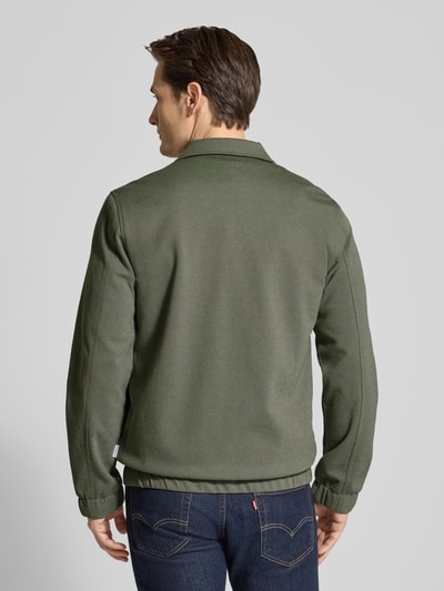 Männermodel trägt Jacke mit Umlegekragen und Reißverschluss von Lindbergh in Olivgrün, Regular Fit, Material-Mix, Ganzkörperansicht Rückansicht