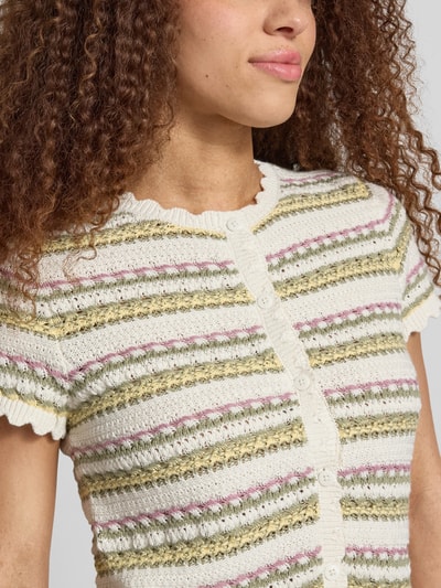 Frauenmodel trägt Gestreiftes Sticktop mit Muschelrand-Detail aus Jacquard von Review, Streifenmuster, Knopfleiste, Reine Baumwolle, Nahaufnahme Oberkörper