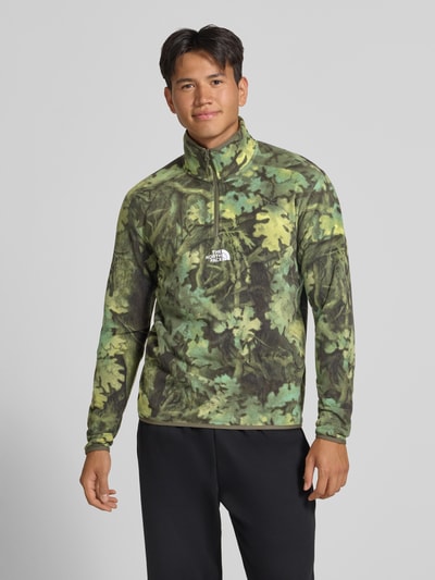 Männermodel trägt Regular fit sweatshirt Model 'NOVELTY' met camouflagemotief van The North Face, elastische boordjes, schipperstrui, ruglengte maat M 71 cm, mouwlengte maat M 69 cm, voorkant van het hele lichaam