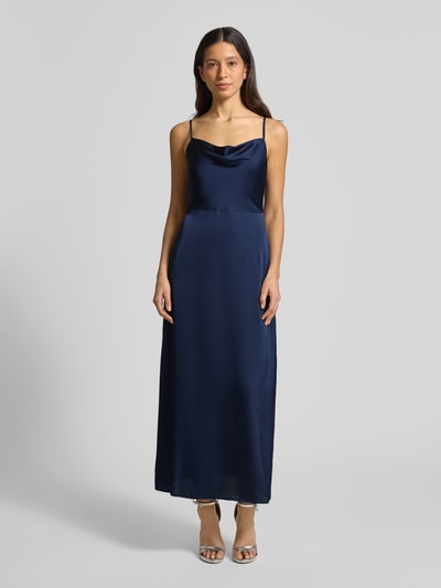 Frauenmodel trägt knielanges Kleid mit Wasserfall-Ausschnitt Modell 'RAVENNA' von Vila, Taillierter Schnitt, verstellbare Träger, Ganzkörperansicht von vorne.