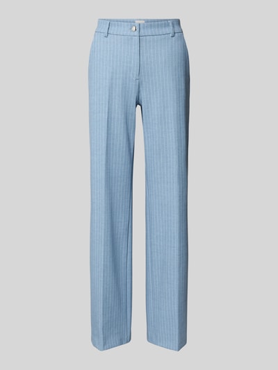 Produktfoto, Hose mit französischen Eingrifftaschen Modell 'MAINE' von Brax in Hellblau mit feinen weißen Streifen, Straight Leg Fit, sichtbarer Knopf- und Reißverschluss, Material-Mix mit Baumwoll-Anteil, dezente Textur.
