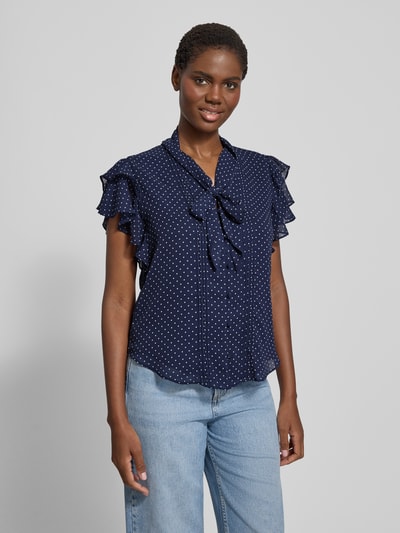 Frauenmodel trägt Regular Fit Schluppenbluse mit Volants Modell 'PRUGAN' von Lauren Ralph Lauren, dunkelblau mit weißen Punkten, Knopfleiste, Vorderansicht, Nahaufnahme Oberkörper.